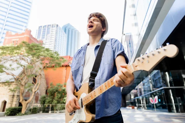 Junge Musikerin mit Gitarre in der Stadt — Stockfoto