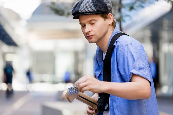 Junge Musikerin mit Gitarre in der Stadt — Stockfoto