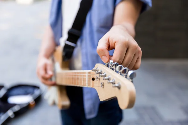 Junge Musikerin mit Gitarre in der Stadt — Stockfoto