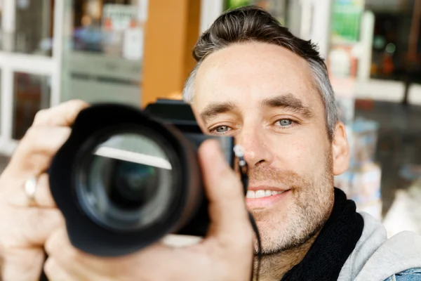 Fotógrafo masculino tomando fotos — Foto de Stock