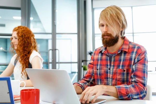 Collaboratori che lavorano insieme — Foto Stock