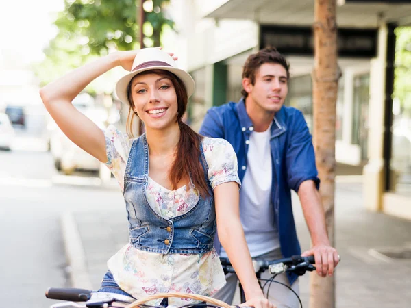 Happy couple in city with bike — Stock Photo, Image