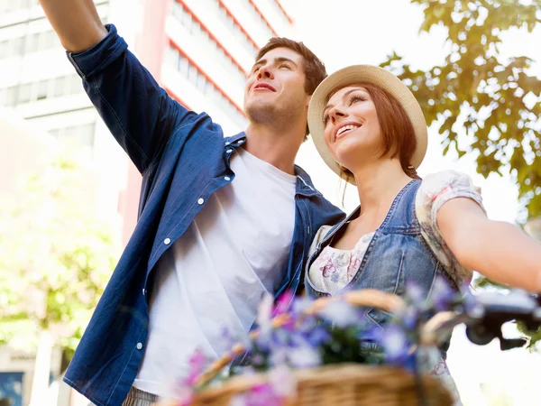 Coppia felice in città con bici — Foto Stock