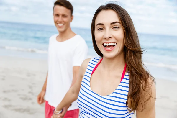 Romantic young couple on the beach — Stock Photo, Image