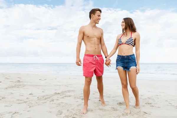 Romantico giovane coppia sulla spiaggia — Foto Stock