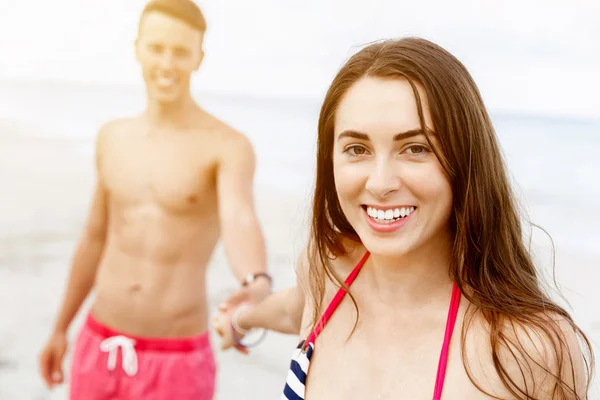 Romantic young couple on the beach — Stock Photo, Image