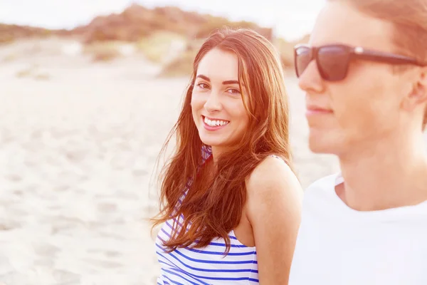 Romantische jonge paar op het strand — Stockfoto