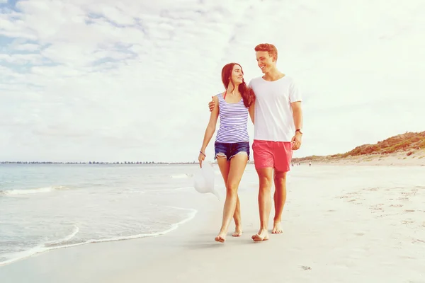 Romantische jonge paar op het strand — Stockfoto