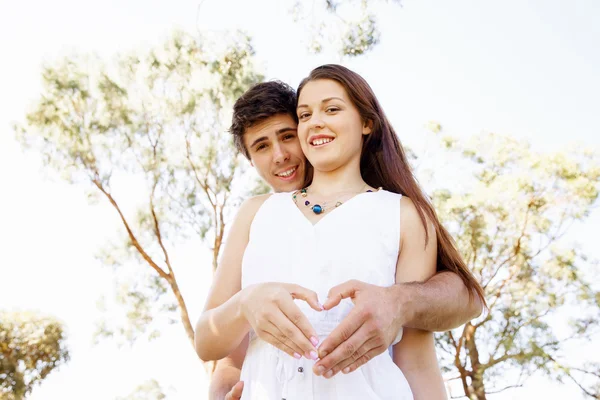 Pareja joven en el parque — Foto de Stock