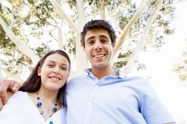 Jeune couple dans le parc — Photo