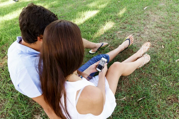 Jovem casal no parque — Fotografia de Stock