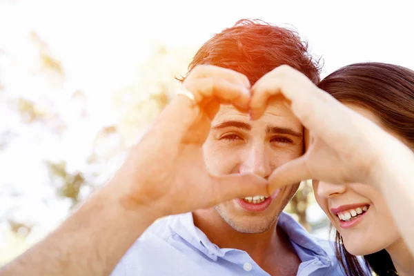 Jovem casal no parque — Fotografia de Stock