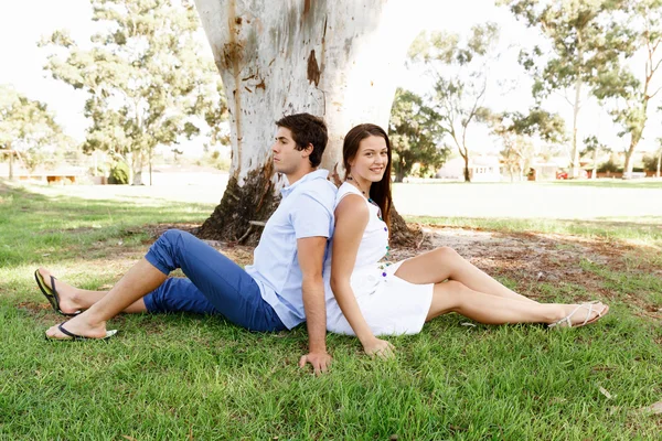 Young couple in the park — Stock Photo, Image