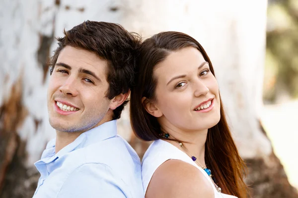 Jeune couple dans le parc — Photo