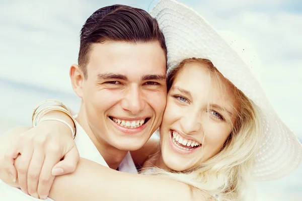 Romantic young couple on the beach — Stock Photo, Image