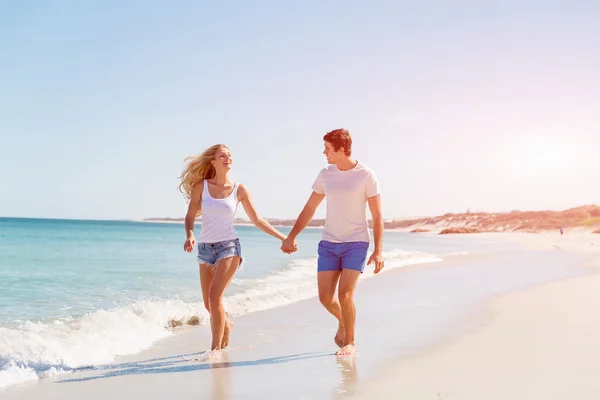 Romantique jeune couple sur la plage — Photo