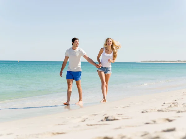 Romantyczna młoda para na plaży — Zdjęcie stockowe
