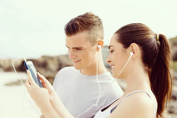 Couple de coureurs avec téléphones intelligents mobiles à l'extérieur — Photo