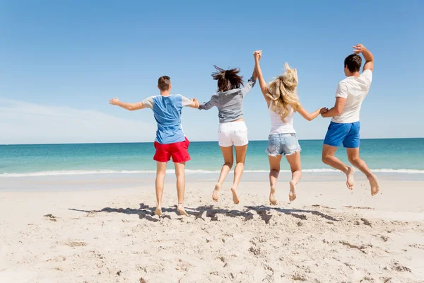 Compañía de jóvenes en la playa —  Fotos de Stock