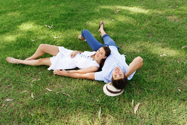Молодая пара в парке Стоковое Изображение