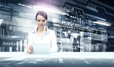 Modern teknolojiler kullanan kadın