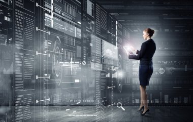 Modern teknolojiler kullanan kadın