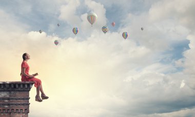 Elbiseli kız kitap okumak