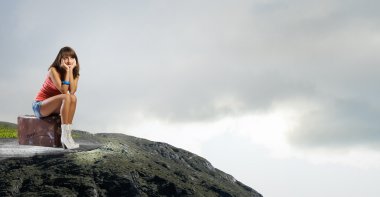 Güzel esmer retro otostopçu