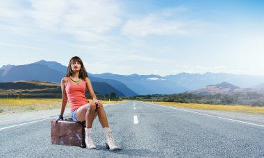 Güzel esmer retro otostopçu