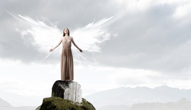 Yüksekten uçuyor melek kız