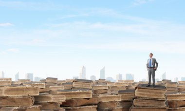 Bilgi ve eğitim onun avantajı vardır