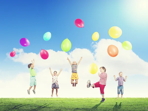 遊び心のある子供たちは、風船をキャッチします。 — ストック写真
