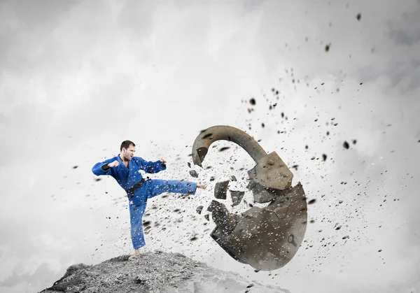 Karate man in blauwe kimino — Stockfoto