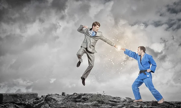 Karate man in blauwe kimino — Stockfoto