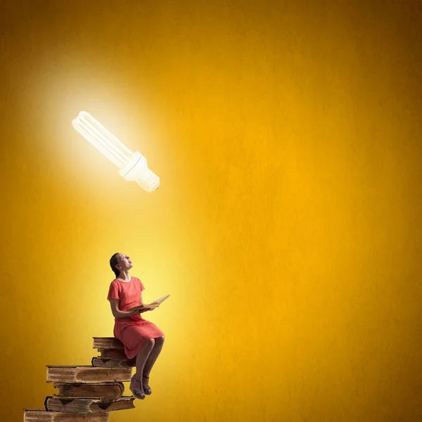 Mulher de vestido com livro — Fotografia de Stock