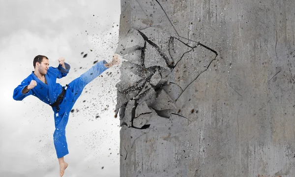 Karate man in blauwe kimino — Stockfoto