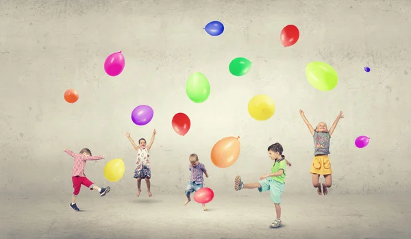 Oynak çocuk balonları yakala — Stok fotoğraf
