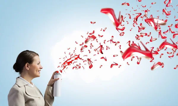 Joven empresaria con maleta usando globo aerosol — Foto de Stock