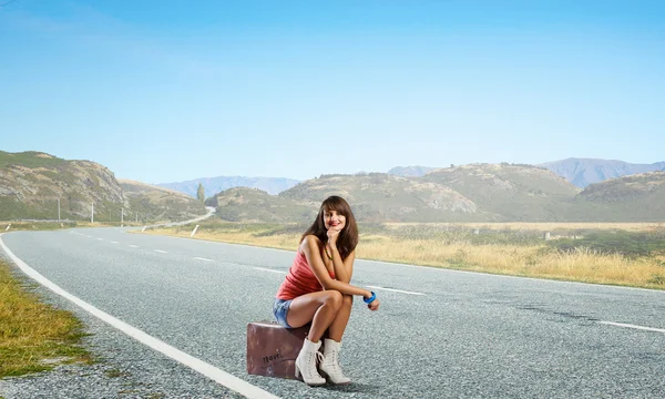 Jolie brune rétro auto-stoppeur — Photo