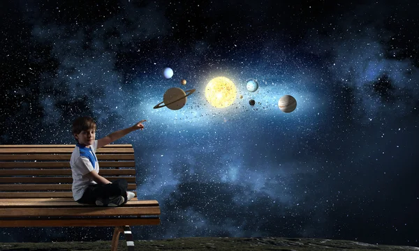 Rapaz explorando espaço — Fotografia de Stock