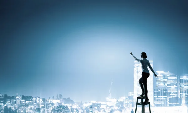 Mulher chegando mão para cima — Fotografia de Stock