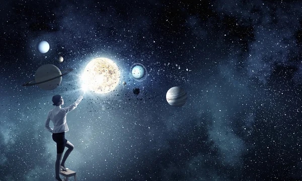 Ділова жінка торкається планети в небі — стокове фото