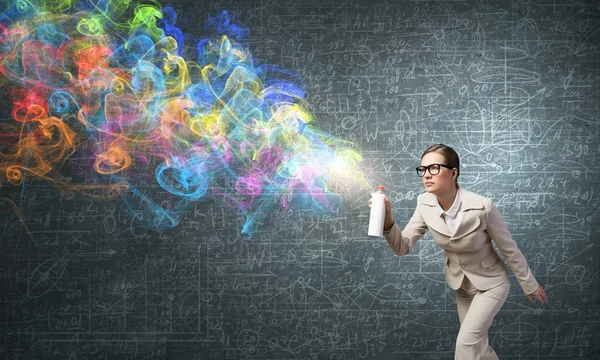 Mujer rociando colores — Foto de Stock