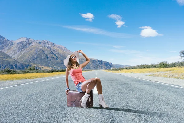 Pretty brunette retro hitchhiker — Stock Photo, Image