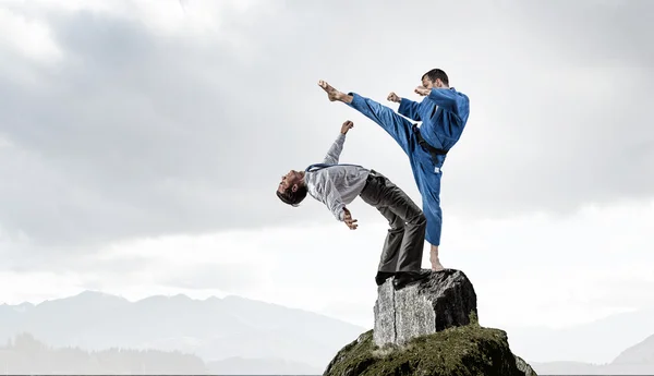 Karate mannen i blå kimino — Stockfoto