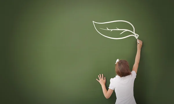 Chica de la escuela en pizarra — Foto de Stock