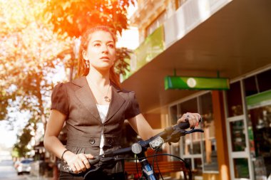 Genç kadın üzerinde bisiklet commuting