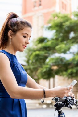 Genç kadın üzerinde bisiklet commuting