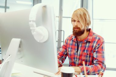 ofis yakışıklı işadamı