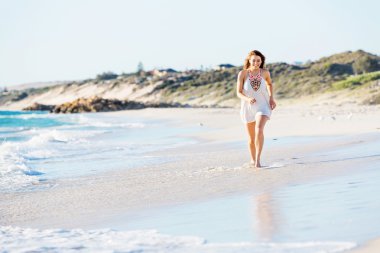 Kumsalda Yürüyen Genç Kadın